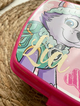 Afbeelding in Gallery-weergave laden, Permanente vinyl naamsticker (waterbestendig)van 5 cm TOT 20 cm

