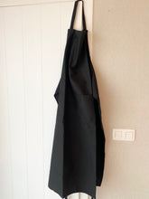 Afbeelding in Gallery-weergave laden, Keukenshorten in verschillende kleuren met borduring
