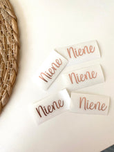 Afbeelding in Gallery-weergave laden, Grote vinyl naamstickers van 11 cm TOT 20 cm
