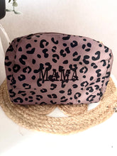 Afbeelding in Gallery-weergave laden, Toilettas met mama borduring
