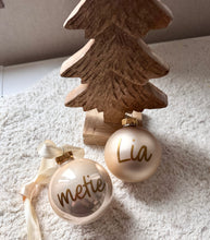 Afbeelding in Gallery-weergave laden, Kerstbal zalm roze, nude met naam
