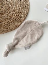 Afbeelding in Gallery-weergave laden, Speendoekje leaf NOUGAT
