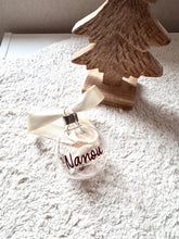 Afbeelding in Gallery-weergave laden, Kerstbal met droogbloemen en naam
