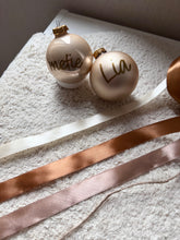 Afbeelding in Gallery-weergave laden, Kerstbal zalm roze, nude met naam
