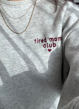 Afbeelding in Gallery-weergave laden, Tired mom club trui
