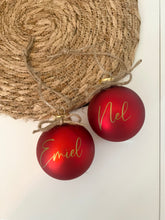 Afbeelding in Gallery-weergave laden, Rode kerstballen met naam

