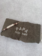 Afbeelding in Gallery-weergave laden, Gelukbox handdoek papa en bruine sleutelhanger
